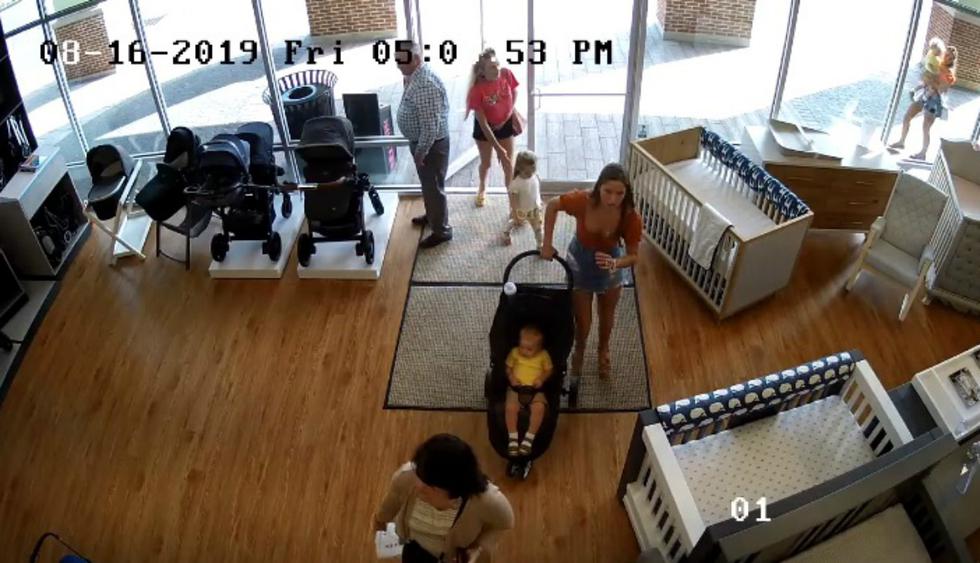 Indignación entre los usuarios de redes sociales es lo que viene causando la escena captada por la cámara de seguridad de una tienda para niños en Estados Unidos. (Foto: Captura)