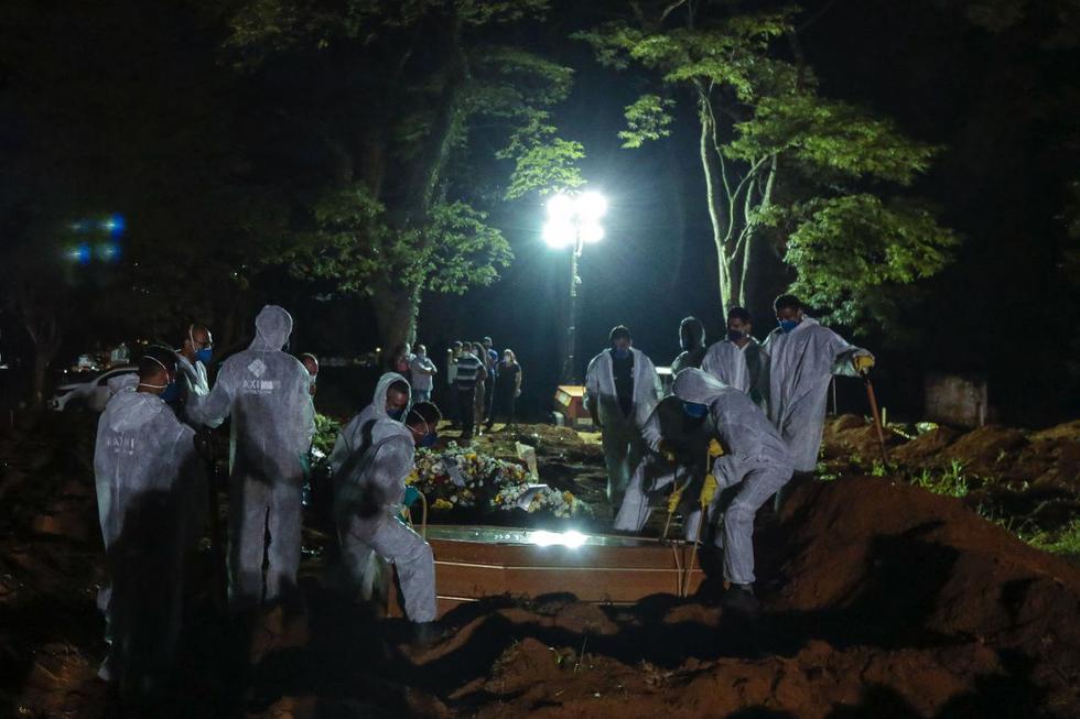 En casi tres décadas de trabajo, los sepultureros más antiguos del mayor cementerio de Sao Paulo recuerdan haber hecho menos de 10 entierros nocturnos. Pero desde que se agravó la segunda ola de la pandemia de coronavirus en Brasil, esa excepción se transformó en regla. (Texto y foto: AFP).