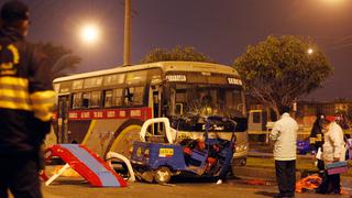 Chofer de mototaxi y pasajero mueren tras impacto contra bus con más de S/9 mil en multas [VIDEO]
