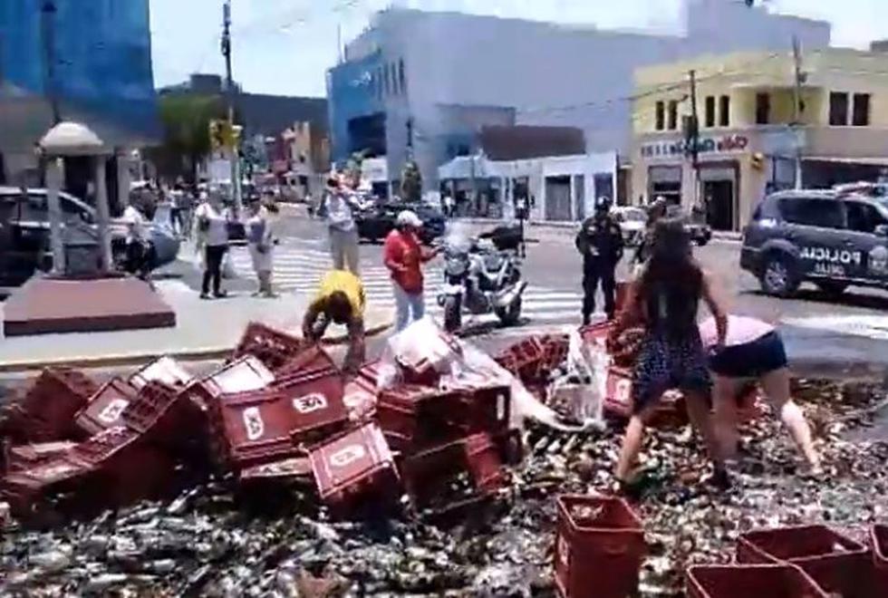 Un camión con cientos de cajas se cerveza se volcó en la avenida Sáenz Peña, en el Callao. (Foto: Prensa Chalaca)