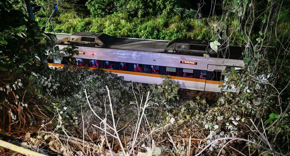 Una vista general muestra una sección de un tren que descarriló dentro de un túnel en las montañas de Hualien, en el este de Taiwán, el 2 de abril de 2021. (Sam Yeh / AFP).
