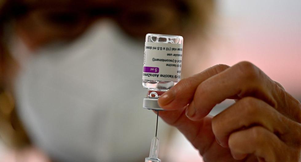 Un trabajador sanitario prepara una dosis de la vacuna AstraZeneca / Oxford en un centro de vacunación contra el coronavirus, el 12 de mayo de 2021. (GABRIEL BOUYS / AFP).