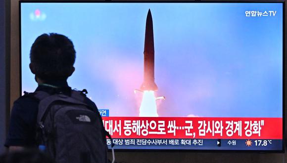Un hombre pasa frente a una pantalla de televisión que muestra una transmisión de noticias con imágenes de archivo de una prueba de misiles de Corea del Norte, en una estación de tren en Seúl el 29 de septiembre de 2022. (Foto de Jung Yeon-je / AFP)