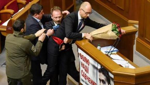 Ucrania: Diputados se van de golpes en medio del Parlamento. (sputnikimages.com)