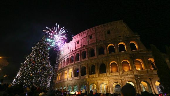 Fuegos artificiales junto al Coliseo celebrando el año nuevo 2015. (Getty Images)