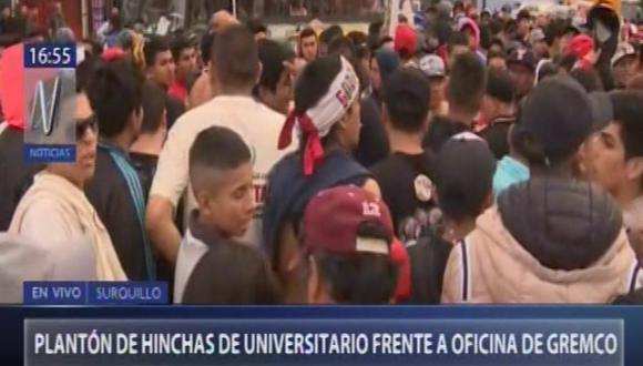 Hinchas de Universitario protestan en los exteriores de las oficinas de Gremco (Canal N)