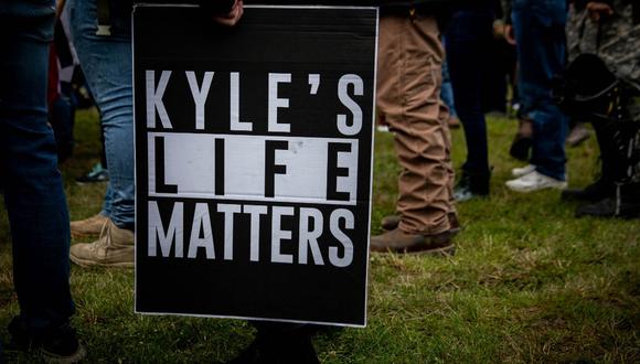 Una persona sostiene un cartel que dice "La vida de Kyle importa", una referencia a Kyle Rittenhouse, mientras varios cientos de miembros de Proud Boys y otros grupos similares se reunieron en Delta Park en Portland, Oregon el pasado 26 de septiembre de 2020. (Maranie R. STAAB / AFP)