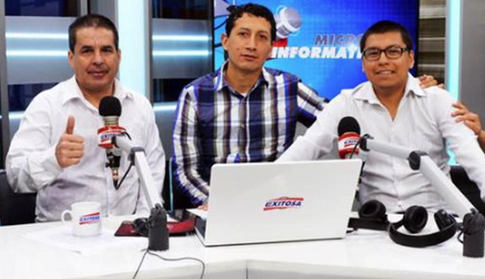 Gonzalo Núñez dirige un programa deportivo en una radio local.