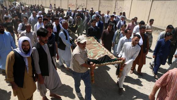 En 2018 hubo al menos cuatro grandes atentados en Kabil. En la foto, familiares a una ceremonia de entierro tras el ataque suicida contra un salón de bodas en Kabul. (Foto: EFE)