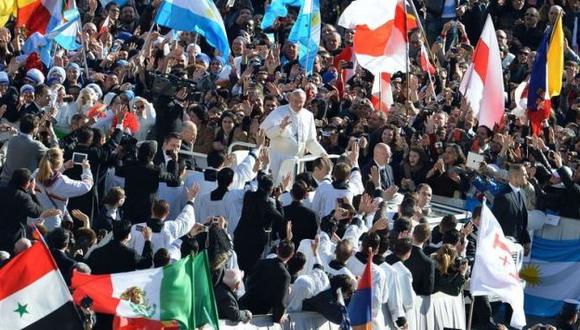 El Papa recorre la plaza de San Pedro entre la muchedumbre y las banderas de numerosos países. (AFP)
