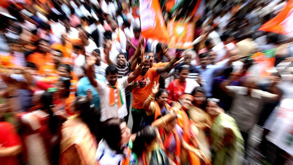 La sede del gobernante Bharatiya Janata (BJP) se fue llenando este jueves de una masa ruidosa de partidarios para festejar la victoria en las elecciones generales. (EFE)
