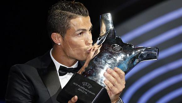 “He trabajado duro para conseguir esta recompensa”, dijo Cristiano Ronaldo tras ser elegido como el mejor jugador  UEFA 2013-2014. (Reuters)