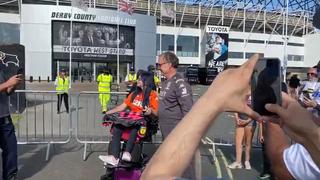 El conmovedor gesto de Marcelo Bielsa con una fanática discapacitada del Leeds United [VIDEO]