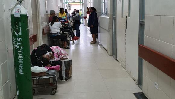 Los pacientes son atendidos en los pasillos del hospital Santa Rosa por la falta de camas.