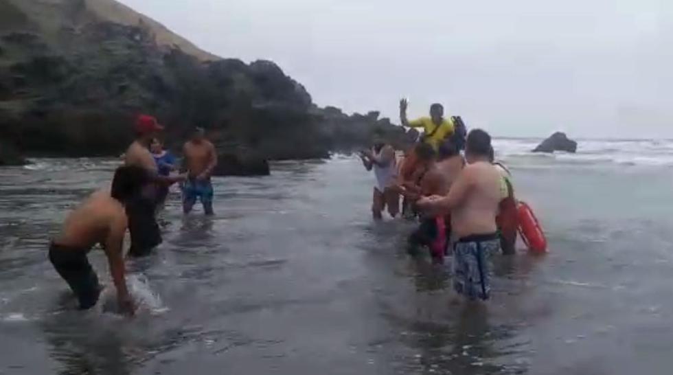 Joven se salva de morir ahogado en el mar tras celebrar el Año Nuevo. (PNP)