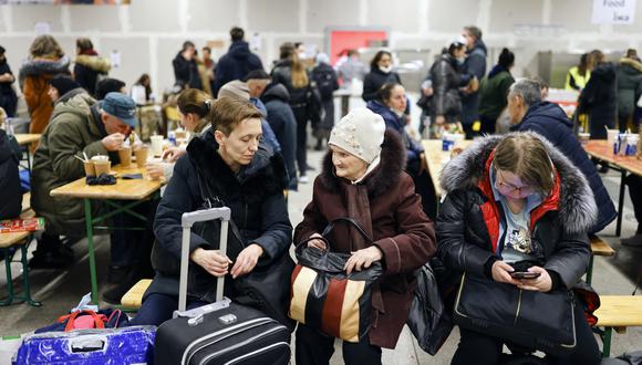 Refugiados ucranianos descansan a su llegada a la estación principal de tren (Hauptbahnhof) en Berlín el 14 de marzo de 2022. (Foto: Odd ANDERSEN / AFP)