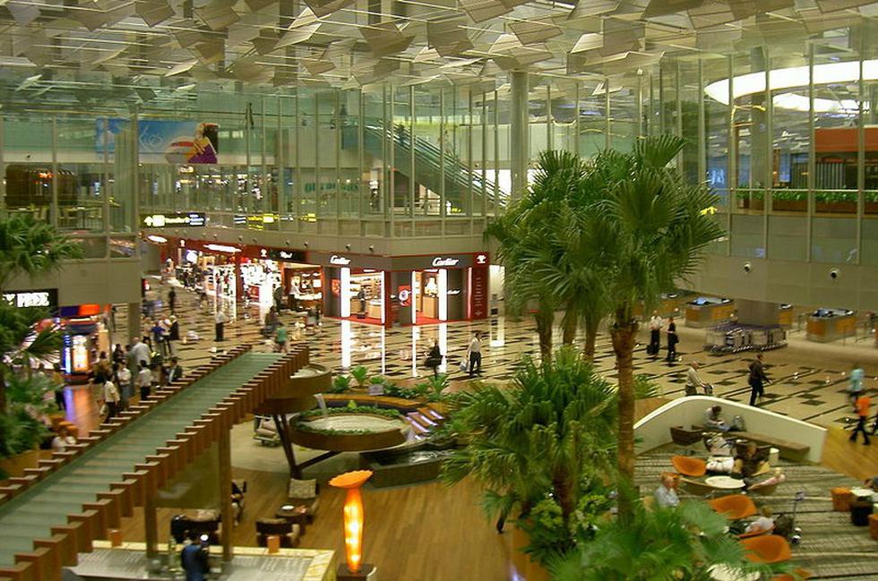1. La lista es encabezada por el Aeropuerto Internacional de Changi (Singapur), que entre sus principales atractivos posee un cine gratuito, jardines, sillas de masajes, salas de televisión y videojuegos.