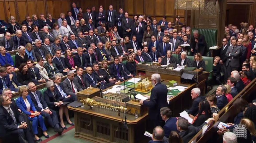 Parlamento británico rechaza acuerdo de Brexit por aplastante mayoría. (AFP)