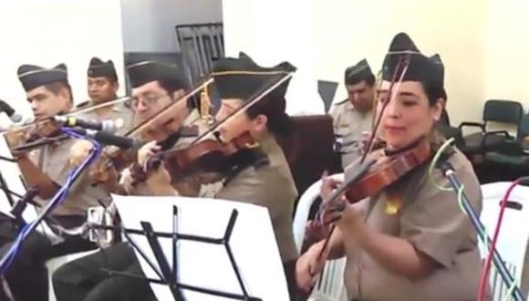 Orquesta de la PNP sorprendió al interpretar el tema 'Que bonito'. (Captura de Tv)