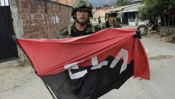 Un soldado bajó una bandera del Eln en el municipio El Tarra, en la zona conocida como el Catatumbo. (AFP)