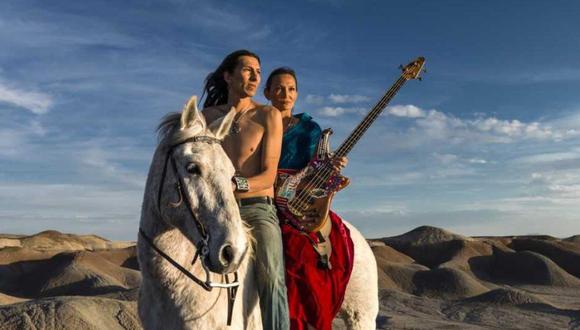 “Sihasin”, banda originaria de Arizona, está formada por un dúo de hermanos, Clayson y Jeneda Benally y su música se basa en la cultura Navajo, el pueblo originario de los EE.UU.