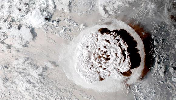 Una captura tomada del satélite NOAA GOES-West el 15 de enero de 2022 muestra la erupción del volcán Hunga-Tonga - Hunga-Haa'pai en Tonga que provocó un tsunami. (HANDOUT / NASA/NOAA / AFP).