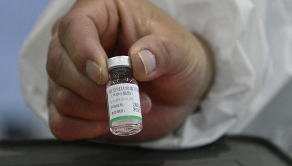 Un trabajador de salud muestra un frasco de la vacuna Sinopharm de China contra la nueva enfermedad del coronavirus, COVID-19, mientras los pacientes de riesgo están siendo inoculados en un centro de salud en La Paz. (Foto: Aizar RALDES / AFP).