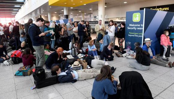 Varios pasajeros esperan en el aeropuerto de Gatwick, el segundo aeropuerto del Reino Unido. Su cierre ha afectado a miles de pasajeros y más de 240 vuelos. (Foto: EFE)