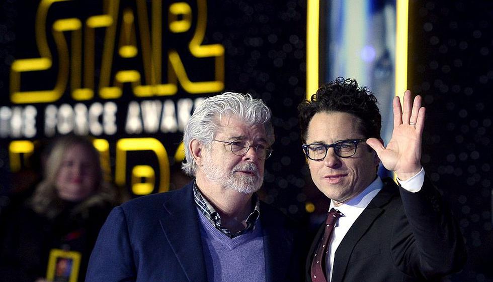 George Lucas, el padre de la saga Star Wars,con J.J. Abrams, el director de la nueva entrega. (AFP)