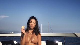 Kourtney Kardashian sorprende a sus fanáticos con topless en Instagram