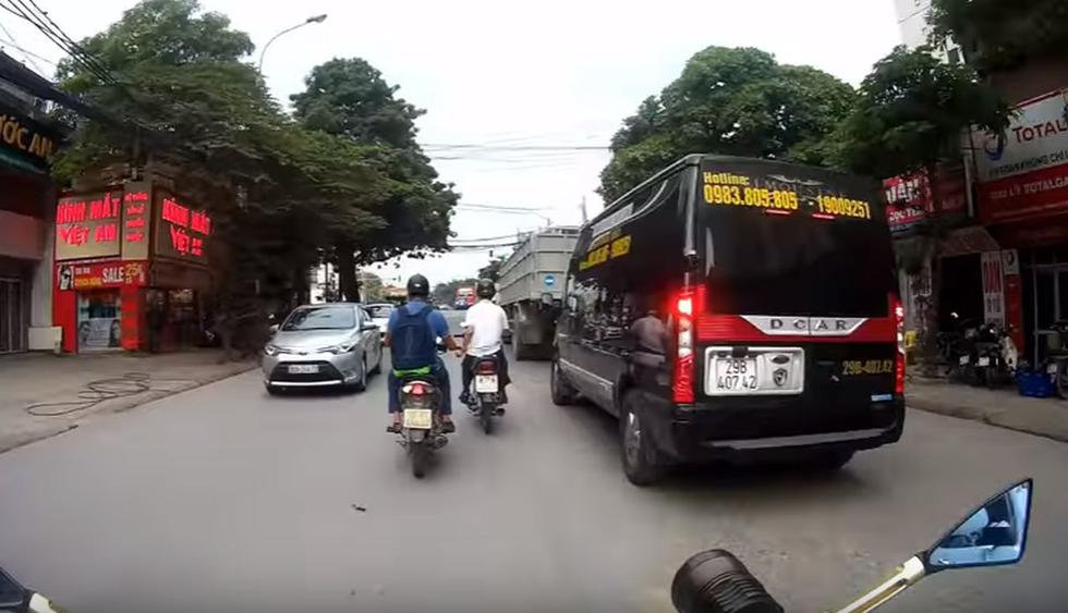 Todo inició cuando un grupo de motociclistas decidió ir por el carril incorrecto. (YouTube: ViralHog)
