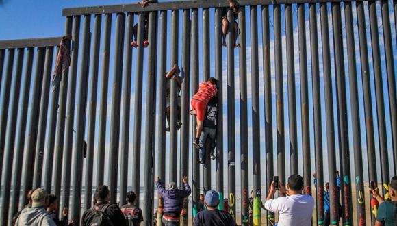 Decenas de migrantes intentan ingresar ilegalmente a Estados Unidos e incluso saltan la valla metálica que delimita la frontera con México. (Foto: EFE)