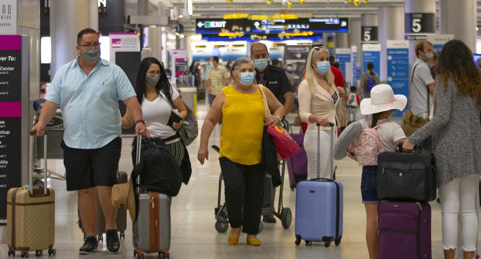 Imagen de pasajeros en el aeropuerto internacional de Miami. (Foto: AP)