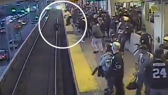Se volvió viral en YouTube el instante en que un supervisor salva la vida de un hombre que cayó a las rieles de un tren. (Foto: Captura)