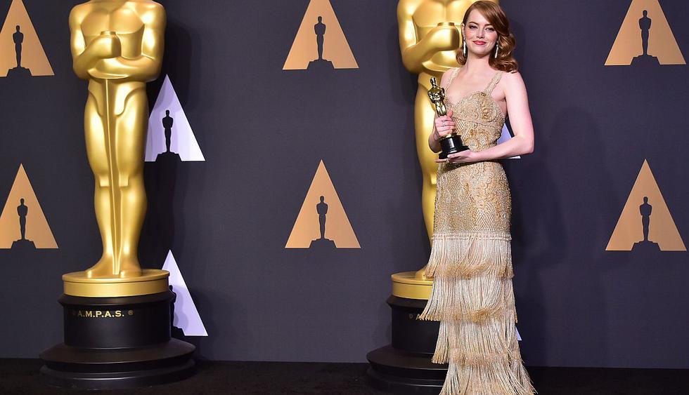 Emma Stone alzó el Oscar 2017 con un hermoso vestido dorado de la firma Givenchy. (Foto: AFP)