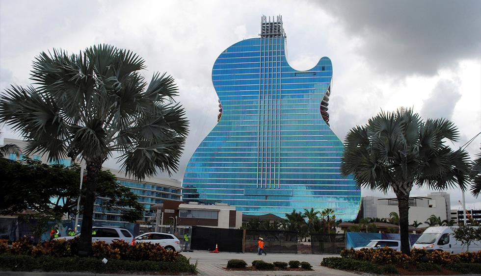 Hard Rock última la fase final del Hotel Guitarra, un impresionante complejo hotelero cuyo edificio principal tiene la forma de una guitarra y en cuyo interior todo ha sido diseñado "a lo grande". (EFE)