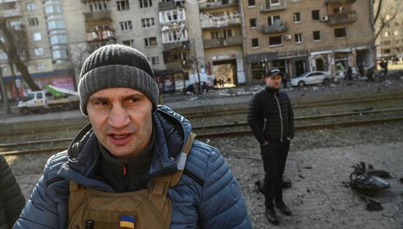 El alcalde de Kiev, Vitali Klitschko (C), camina frente a un edificio de apartamentos destruido, en Kiev el 14 de marzo de 2022, el día 19 de la invasión rusa de Ucrania. (Foto de Aris Messinis / AFP)