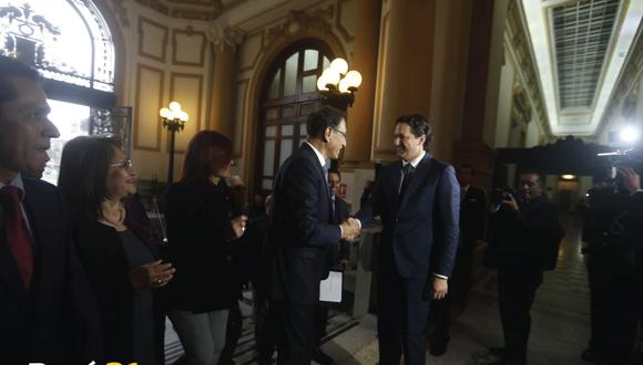 Martín Vizcarra se reúne con Daniel Salaverry en el Congreso para entregar proyectos de reforma. (Mario Zapata / Perú21)
