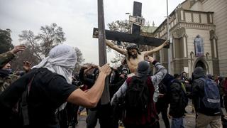 Chile: La indignación que produjo la destrucción de una figura de Cristo [Fotos y Video]