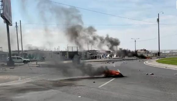 Manifestantes bloquean el óvalo Tarapacá, vía que va hacia el aeropuerto de Tacna. (Captura: América Noticias)