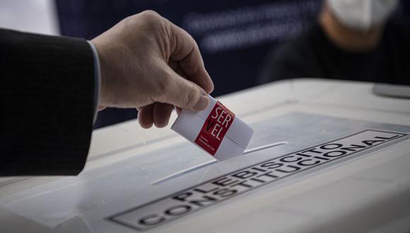 Un miembro del Servel (Servicio Electoral) muestra cómo emitir su voto en un colegio electoral antes del referéndum del próximo domingo en Santiago el 2 de septiembre de 2022. (Foto de MARTIN BERNETTI / AFP)