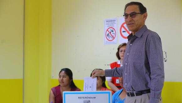 El 9 de diciembre se llevó a cabo el referéndum a nivel nacional. Martín Vizcarra acudió a Moquegua, su ciudad natal, para emitir su voto. (Foto: Difusión)