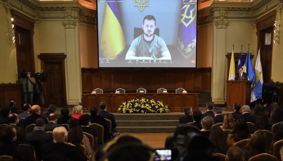 El presidente de Ucrania, Volodymyr Zelensky, habla durante una videoconferencia realizada en la Universidad Católica de Santiago, el 17 de agosto de 2022. (Foto de Martin BERNETTI / AFP)