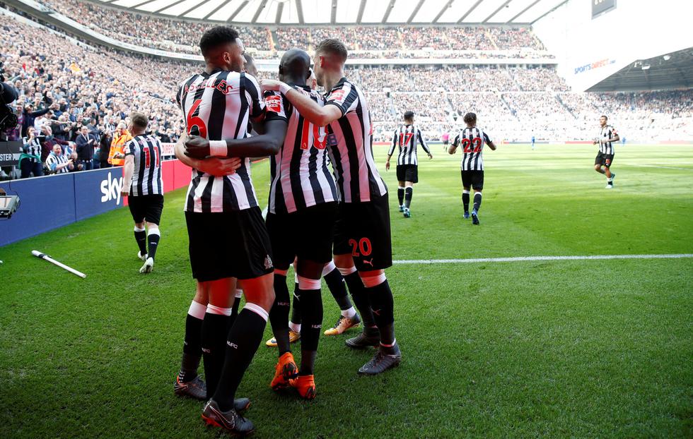 Newcastle United suma 41 unidades y se ubica décimo en la tabla del certamen; mientras que, Arsenal conserva 54 unidades en la sexta posición de la clasificación británica.