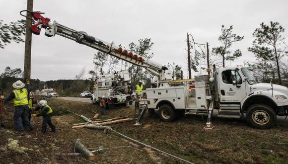 Los rescatistas de Alabama reanudaron las operaciones de búsqueda el lunes después de que al menos dos tornados mataron a 23 personas. (Foto: AFP)