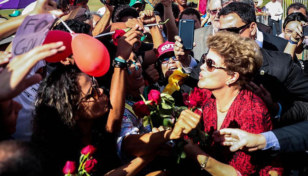 Dilma Rousseff dejó residencia presidencial con 'baño de popularidad'. (EFE)