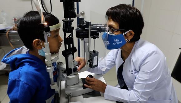 Especialistas de Essalud indicaron que la detección temprana de esta enfermedad es muy importante, porque la catarata representa la principal causa de ceguera que se puede curar con una intervención quirúrgica.