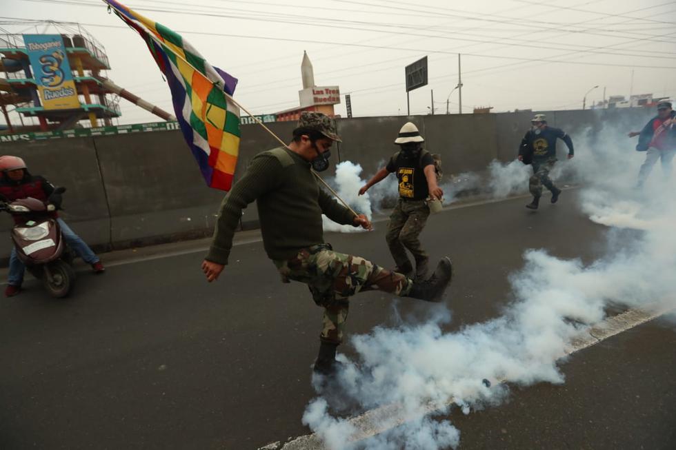 Agentes de la Policía Nacional lanzaron bombas lacrimógenas a fin de frenar el avance de los manifestantes. (Foto: Alessandro Currarino)