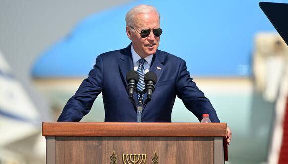 El presidente de los Estados Unidos, Joe Biden, pronuncia una declaración a su llegada al aeropuerto Ben Gurion de Israel en Lod, cerca de Tel Aviv, el 13 de julio de 2022. (Foto de  MANDEL NGAN / AFP)