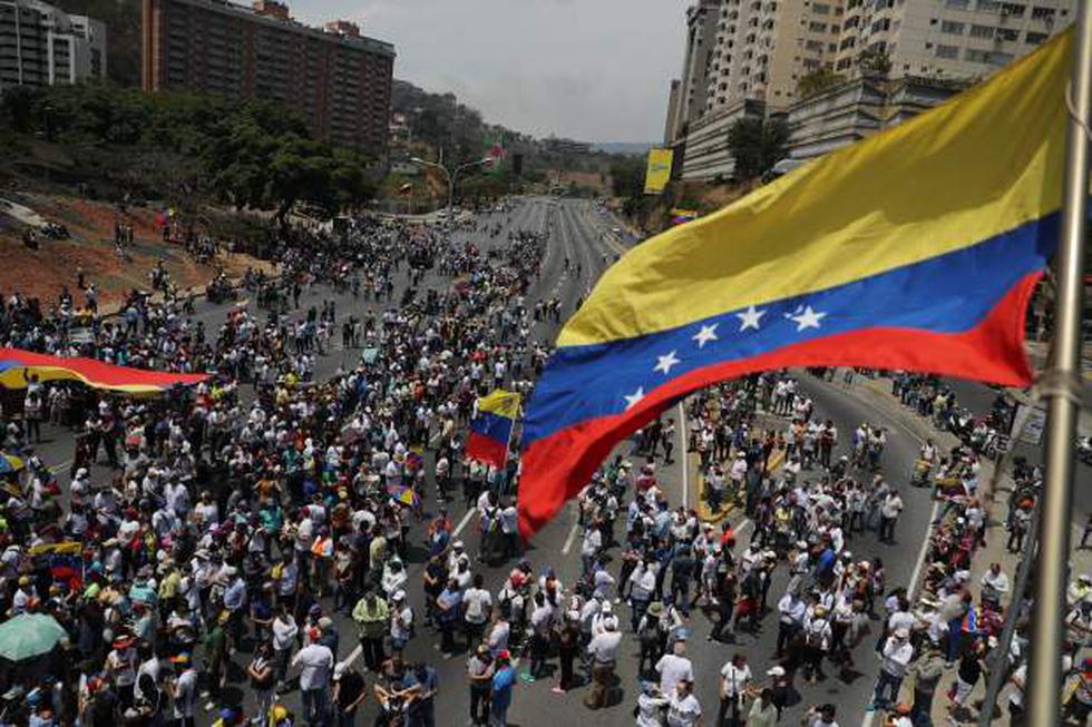Cientos de venezolanos tomaron las calles de Caracas este miércoles, un día después del efímero levantamiento militar encabezado por el jefe del Parlamento, Juan Guaidó. (Foto: EFE)